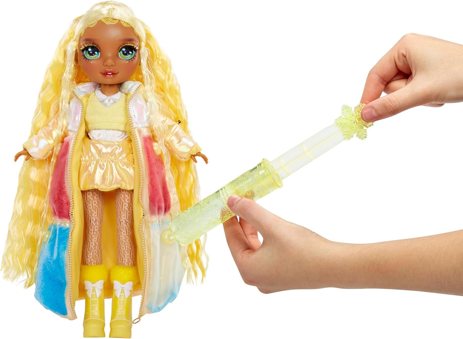 Rainbow High Winter Wonderland - Sunny (Galben) - Păpușă la modă de 28 cm, cu zăpadă magică ascunsă care se umflă cu apă, cu set de om de zăpadă, potrivită pentru copii 4-12 ani și colecționari