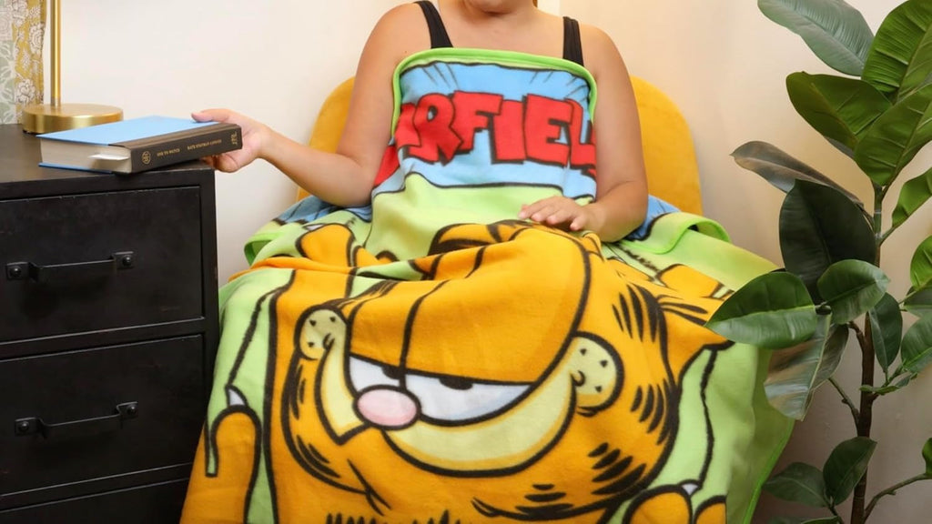 Silver Buffalo Garfield pătură pentru agățat, fleece, 114.3 X 152.4 cm Paturi si Cuverturi Silver Buffalo