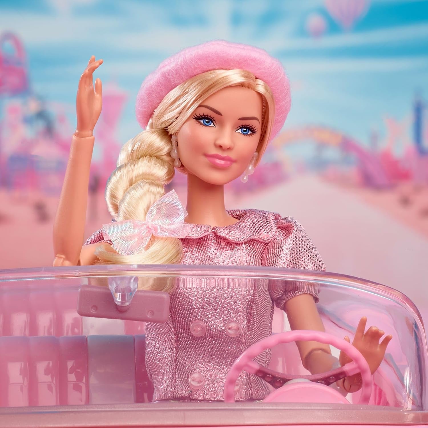 Păpușa Barbie The Movie, bazată pe film, Margot Robbie în rolul lui Barbie, figurină de colecție în bluză roz și fustă de tul, cu coafură stilizată și bijuterii asortate, JBJ53