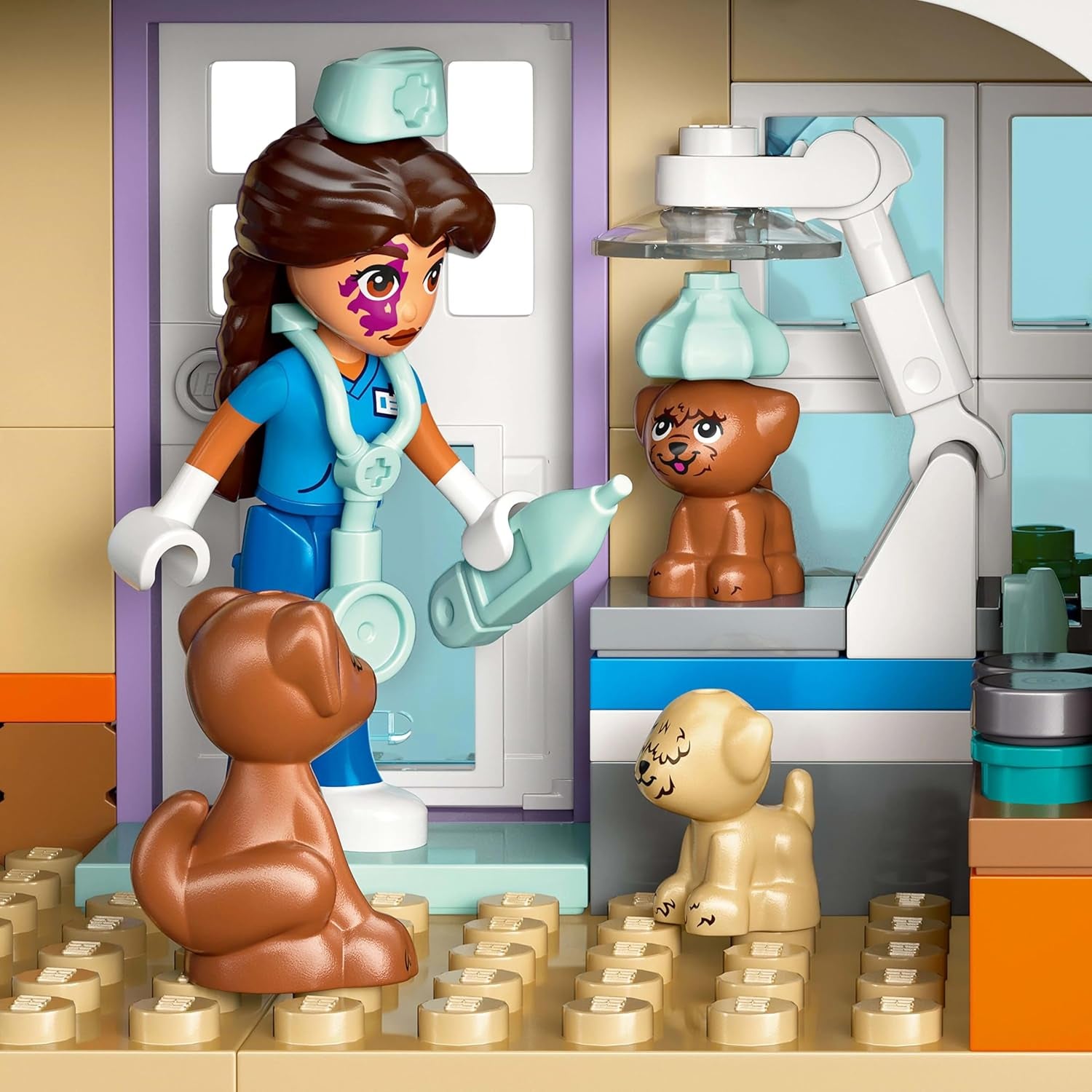 LEGO Friends állatorvosi szekrény lovaknak és háziállatoknak, építő- és játékkészlet képzeletbeli szerepjátékhoz 3 minifigurával és 5 állatfigurával, ajándékötlet 7 éves lányoknak, 42651 építőkészletek Besuche den LEGO-Store