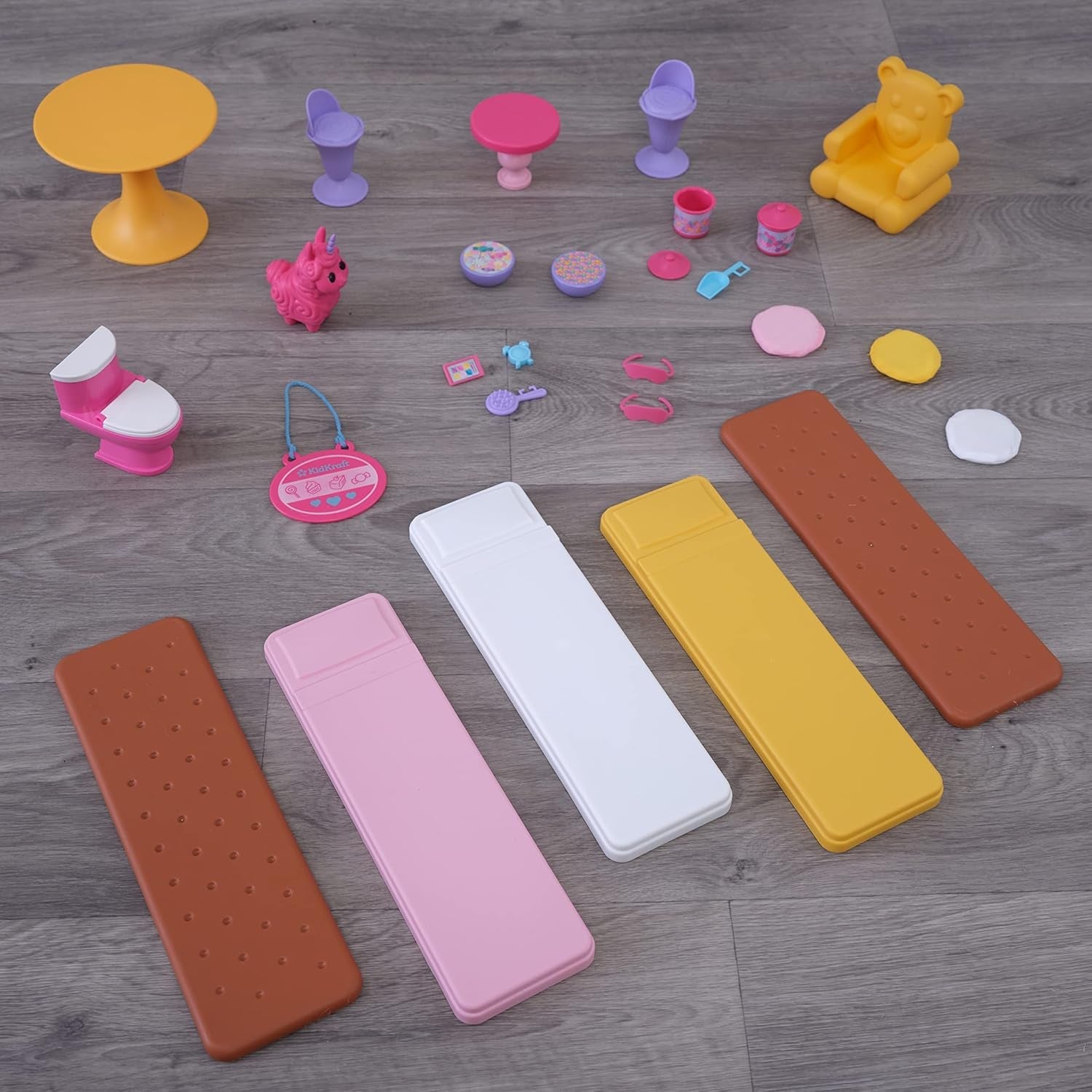 KidKraft Casă de păpuși din lemn, Castel cu bomboane, cu mobilier și accesorii, Casă cu figurină lamă unicorn, lift cornet de înghețată și scaun ursuleț gumat pentru păpuși, Jucărie pentru copii de la 3 ani în sus, 20242