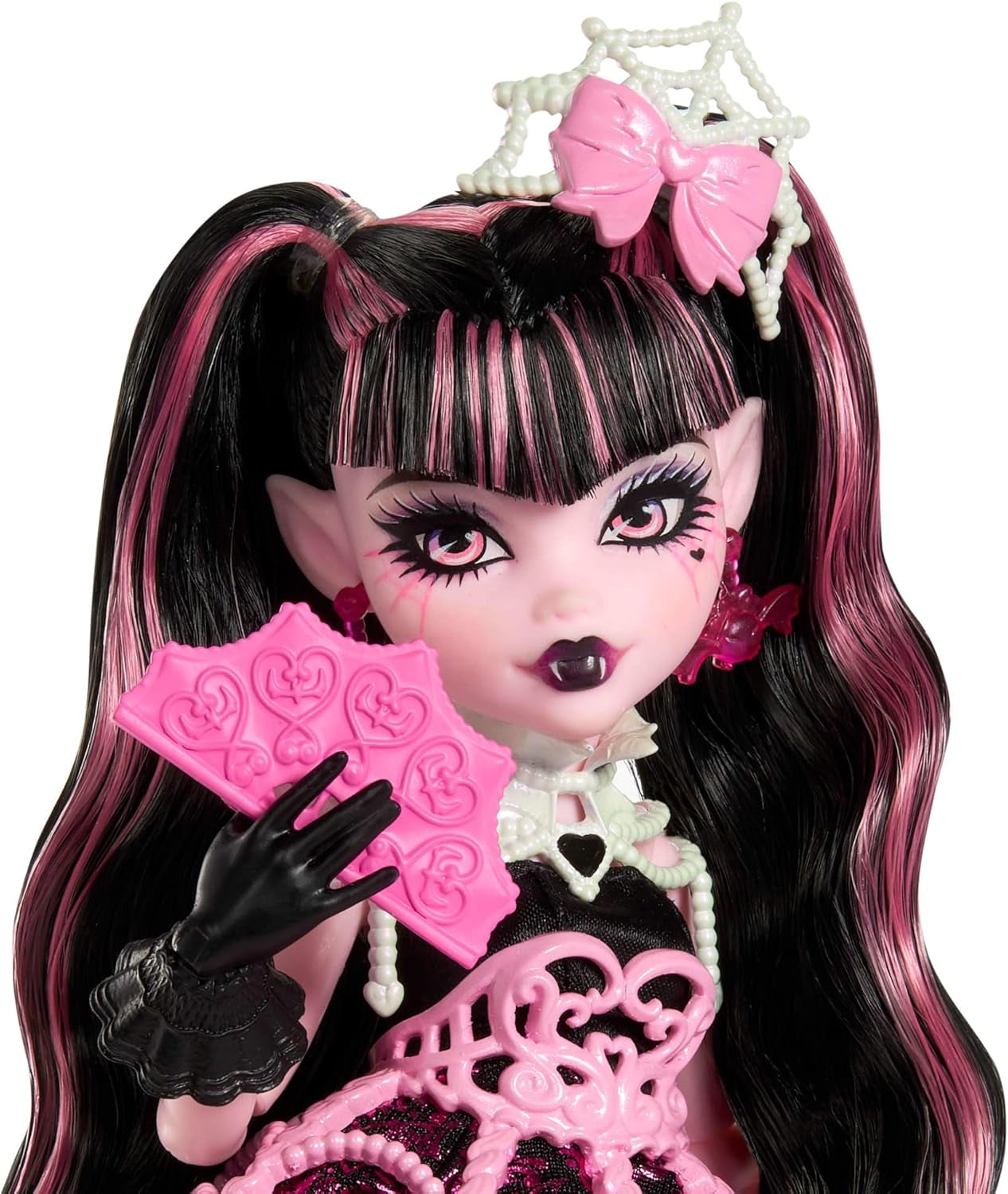 Păpușa Monster High înfricoșătoare și dulce pentru ziua de naștere, Draculaura, într-o rochie roz de petrecere cu accesorii tematice, cum ar fi invitație, balon, cadou, evantai și multe altele, JBG74