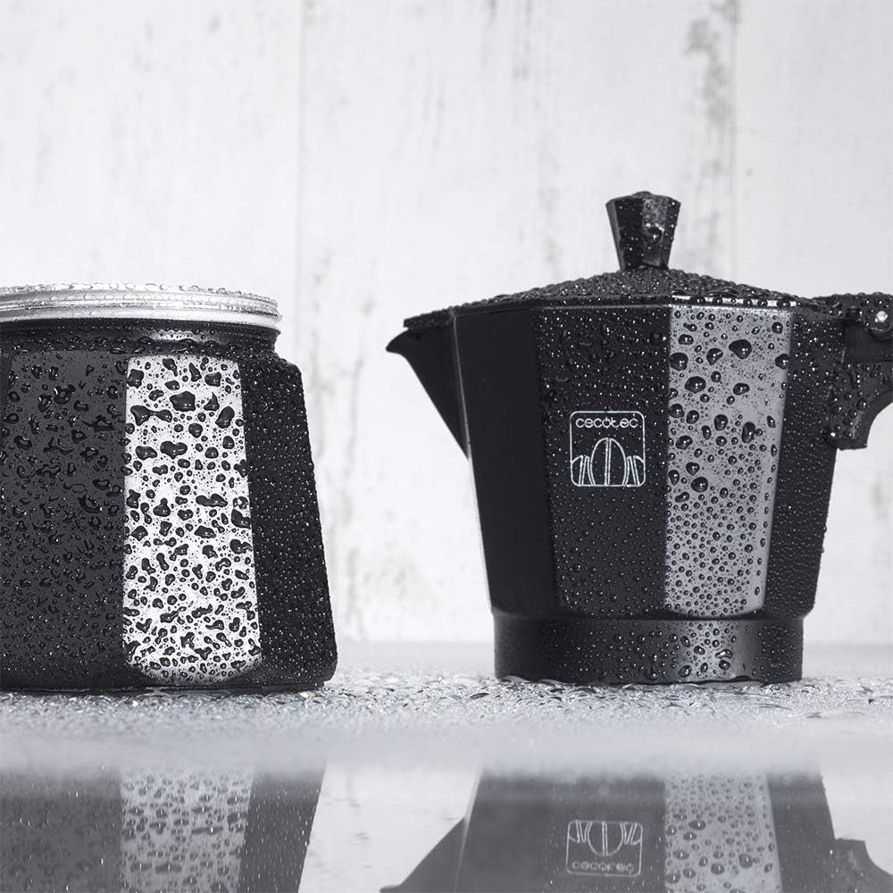 Cafetieră italiană Cecotec Cumbia Mokclassic 600 Neagră, 300 ml, fabricată din aluminiu cu o capacitate de 6 cești de cafea, potrivită pentru toate tipurile de plite și ușor de curățat.