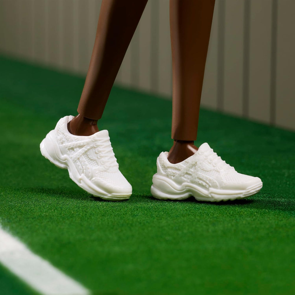 Seria Barbie Inspiring Women, păpușă la modă Venus Williams cu uniformă și rachetă de tenis semnate, inclusiv ambalaj de prezentare, HRM49