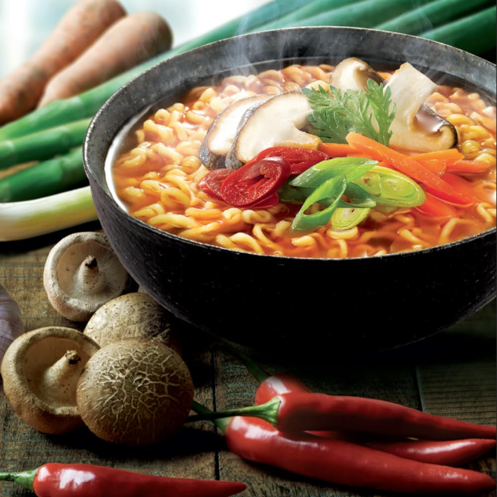 Instant tészta Nong Shim Kimchi Ramyun nagy tál - Koreai ramen leves - Gyors elkészítés - 1 csomag 112g