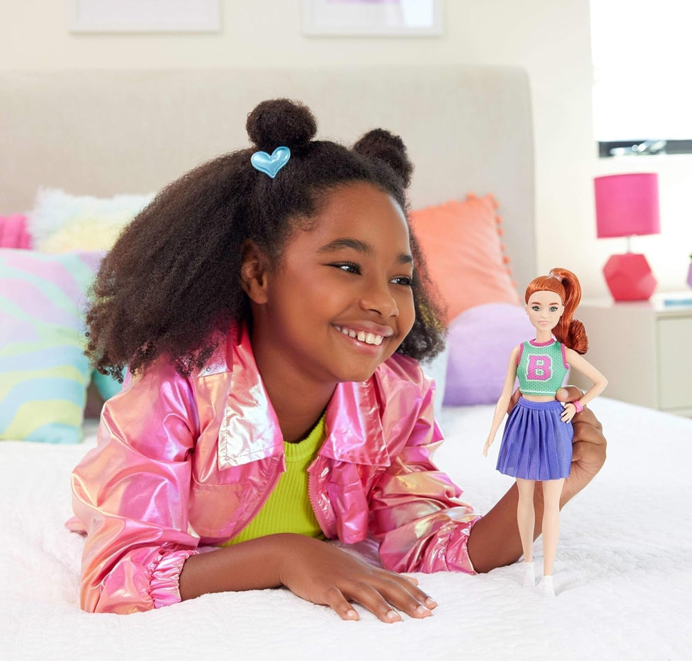 Barbie Fashionista baba sz. 232 vörös hajjal, B mintás mez sportfelsővel, lila redős szoknyával, karórával és tornacipővel, HYT90 Naty Shop Dolls