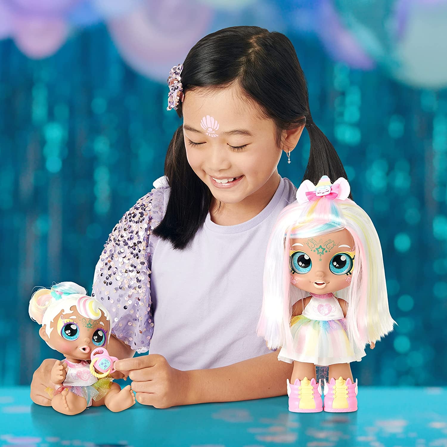 Baby Sister-Puppe Mini Mello als Einhorn, 1 Puppe mit Spielzeug Pacifier und Zauberschwamm für magische Gesichtsbemalung. Große, glitzernde Augen, biegsame Arme und Beine, 50275