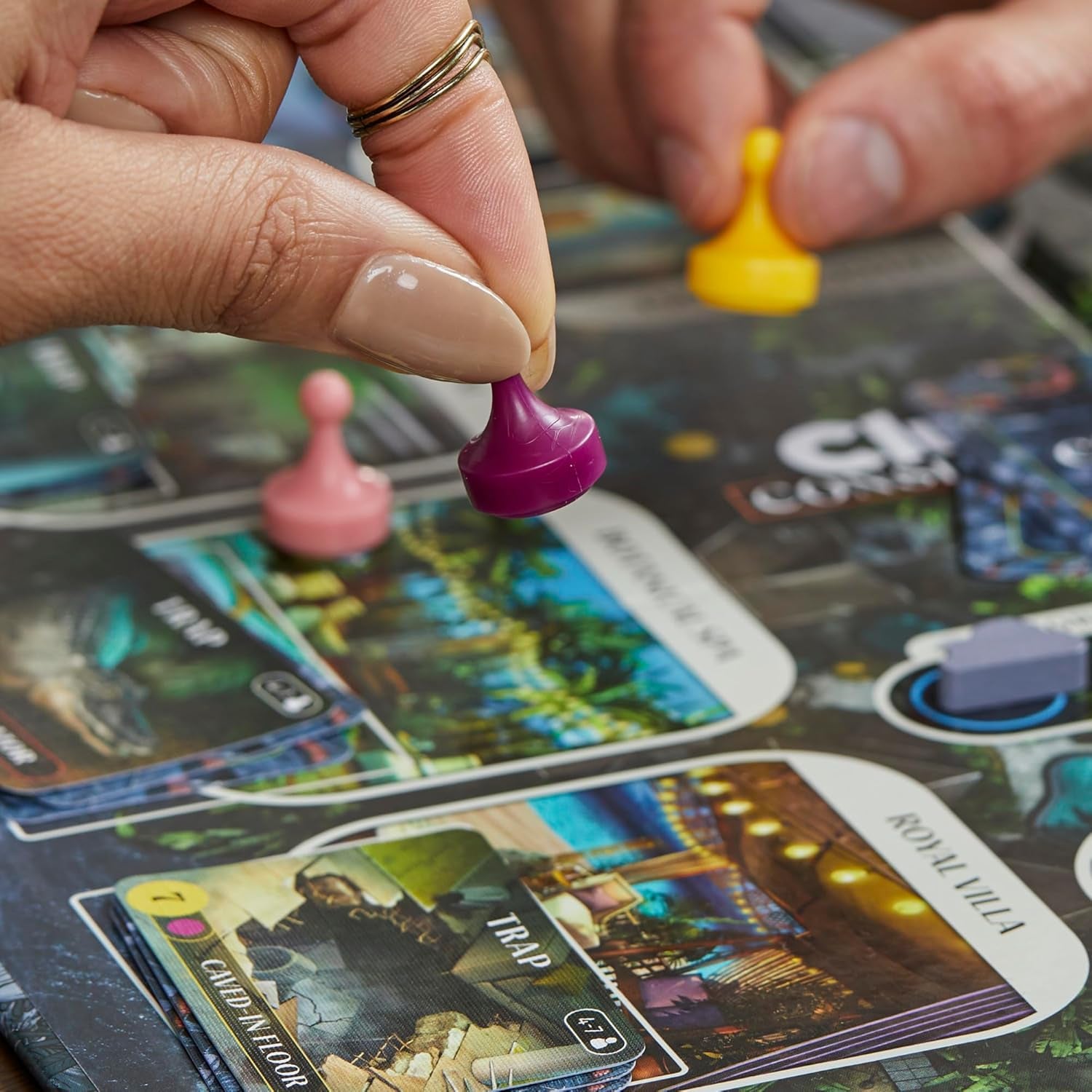 A Hasbro Gaming Cluedo Conspiracy társasjátéka felnőtteknek és tizenéveseknek, a rejtélyes játék német változata, 4-10 játékos számára, 14 éves kortól