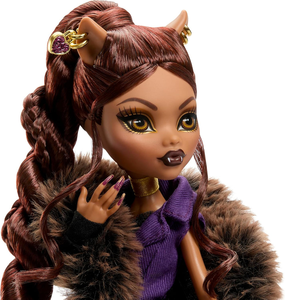 Păpușa Monster High, figurină de colecție Clawdeen Wolf Casa Lupilor cu haină jacquard din blană artificială, rochie sacou mov, pantaloni și accesorii aurii, JDR66