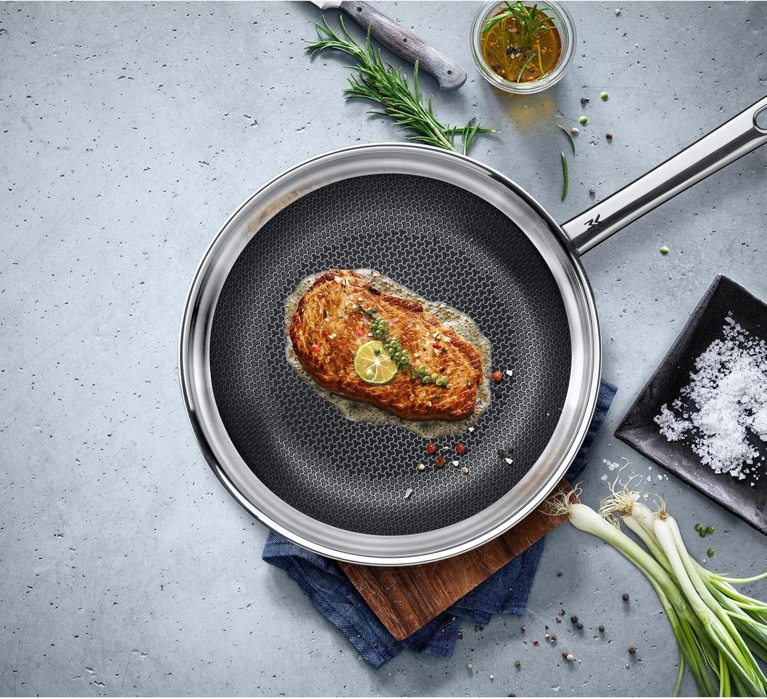 WMF Profi Resist indukciós serpenyő 24 cm, anyaga többrétegű bevonattal, méhsejt szerkezetű, rozsdamentes fogantyúval, sütőálló Fazekak és serpenyők Naty Shop