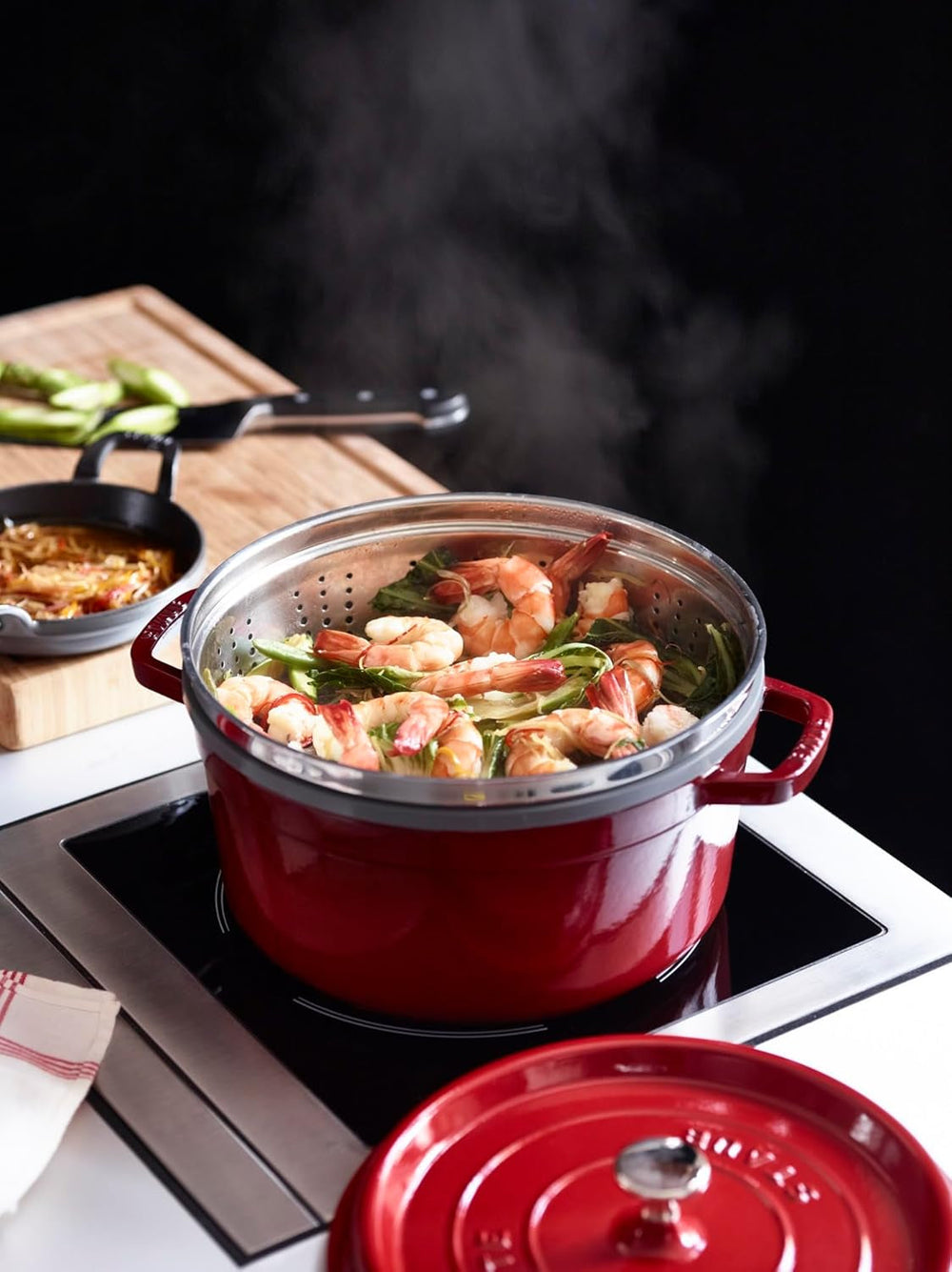 STAUB Gusseisen Bräter/Cocotte, Mit Dämpfeinsatz Aus Edelstahl, Rund 26 cm, 5,2 L, Aromaregen Funktion Für Optimale Befeuchtung, Für Alle Herdarten Inkl. Induktion & Backofen, Kirschrot, Rot Formák és tálcák sütéshez Naty Shop