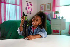 ​Mattel Wicked Elphaba-Modepuppe und Accessoires mit grüner Haut, geflochtenen schwarzen Haaren, verschiedene Posen möglich und ausziehbarer Ballkleid-Look, HXT62, [Mehrfarbig]