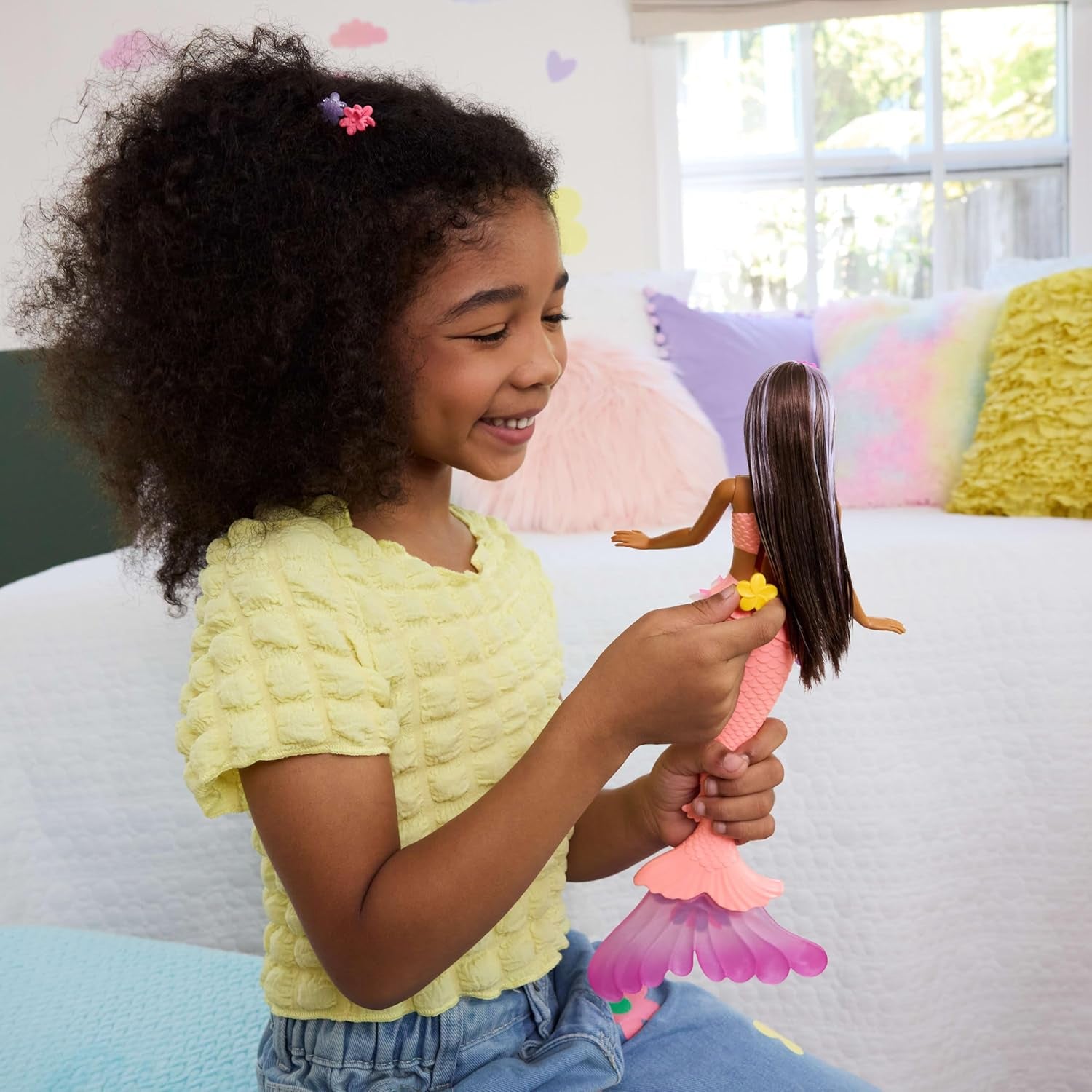 Barbie Meerjungfrauen-Spielzeugpuppe mit magischer Überraschungsblüte, Schwanzflosse mit Farbverlauf, perlenbesetztem Haarreif und langem braunen Haar mit violetten Strähchen, JDM73