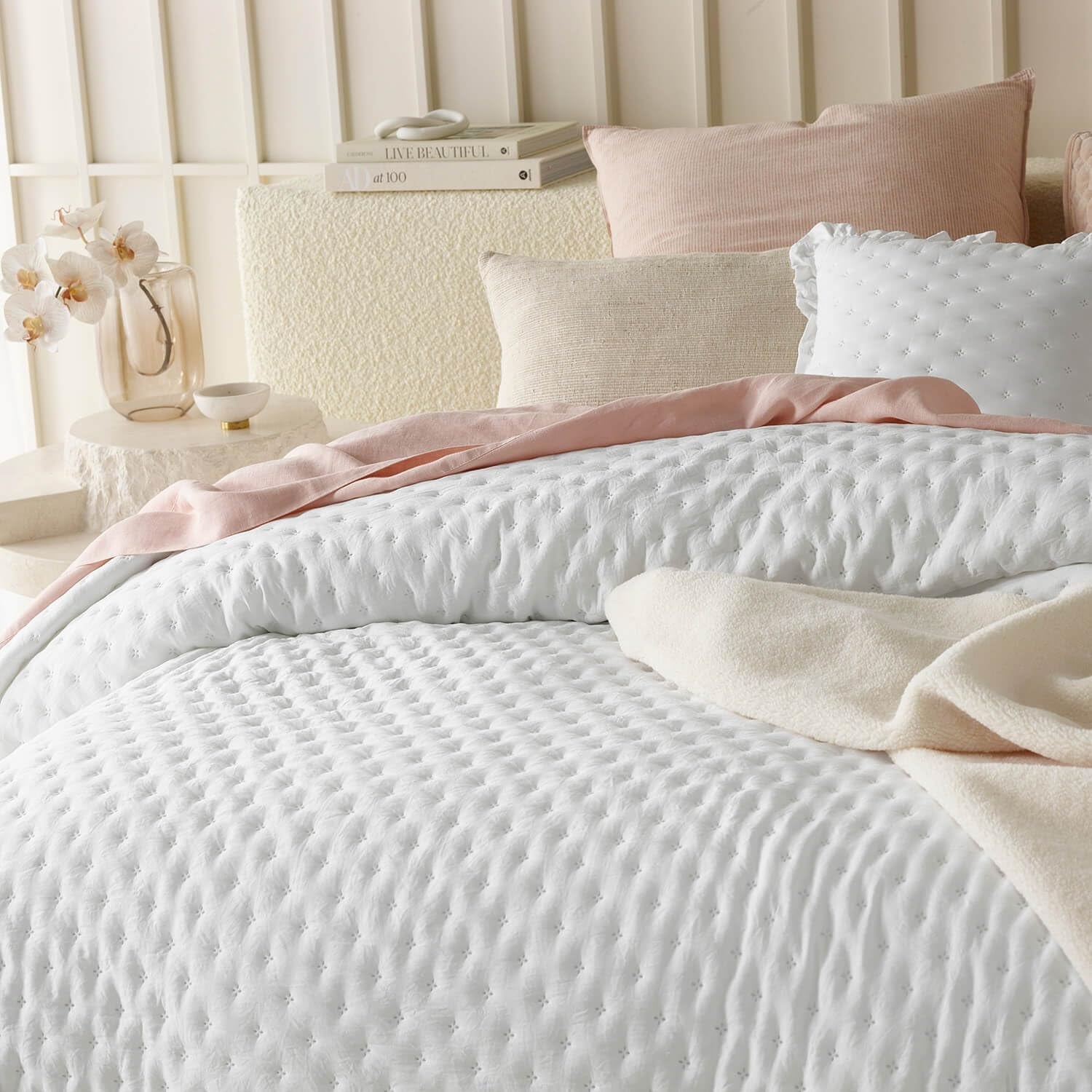 Molly Elegant ágytakaró fehér színben 220 X 240 Cm Sokoldalú ágytakaró ágytakarónak vagy ülőgarnitúrának Dobtakaró ágyra és kanapéra Takaró stílus Ideális ágytakarónak Ágyak és takarók Besuche den ROOM99-Store