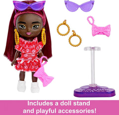 Barbie Extra Mini Minis, Extra Mini Minis Schwarze Barbiepuppe mit roten Haaren, rotem Kleid, Handtasche mit Schleife, Sonnenbrille und anderem Barbiezubehör, Geschenk für Kinder ab 3 Jahren,HLN47