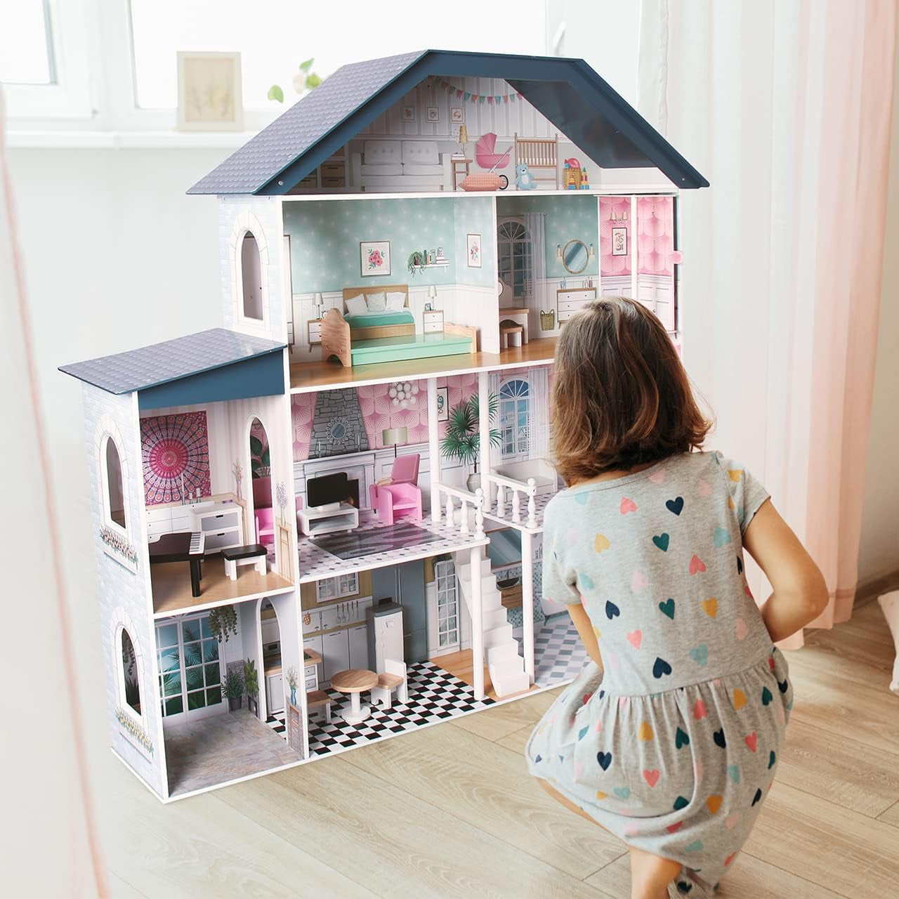 Deqube fából készült babaház, 4 szintes, babaház minden szobában különböző és letisztult díszítéssel, 17 kiegészítővel - 135 x 36 x 128 cm méret (913D00016) Naty Shop babaházak