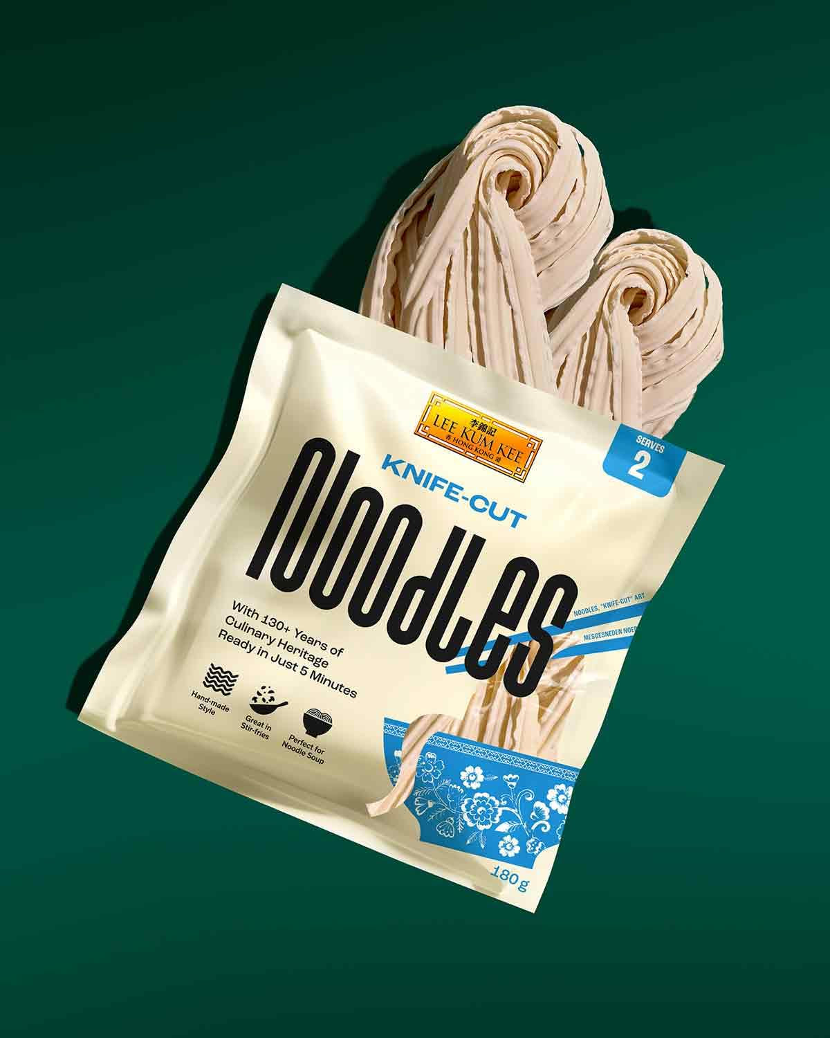 LEE KUM KEE Késsel vágott tészta - ázsiai, késsel vágott tészta, zamatos, kemény állaggal, ideális wok ételekhez és levesekhez, félszáraz, csomagonként két adag, 6 x 180 g-os gyűjtőcsomagolás