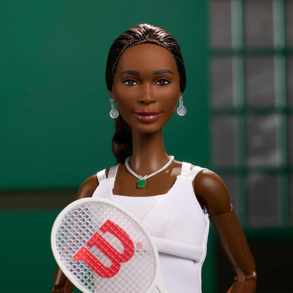 Barbie Inspiring Women Series, Venus Williams Modepuppe mit charakteristischer Tennis-Uniform und Schläger, inklusive ausstellbarer Verpackung, HRM49
