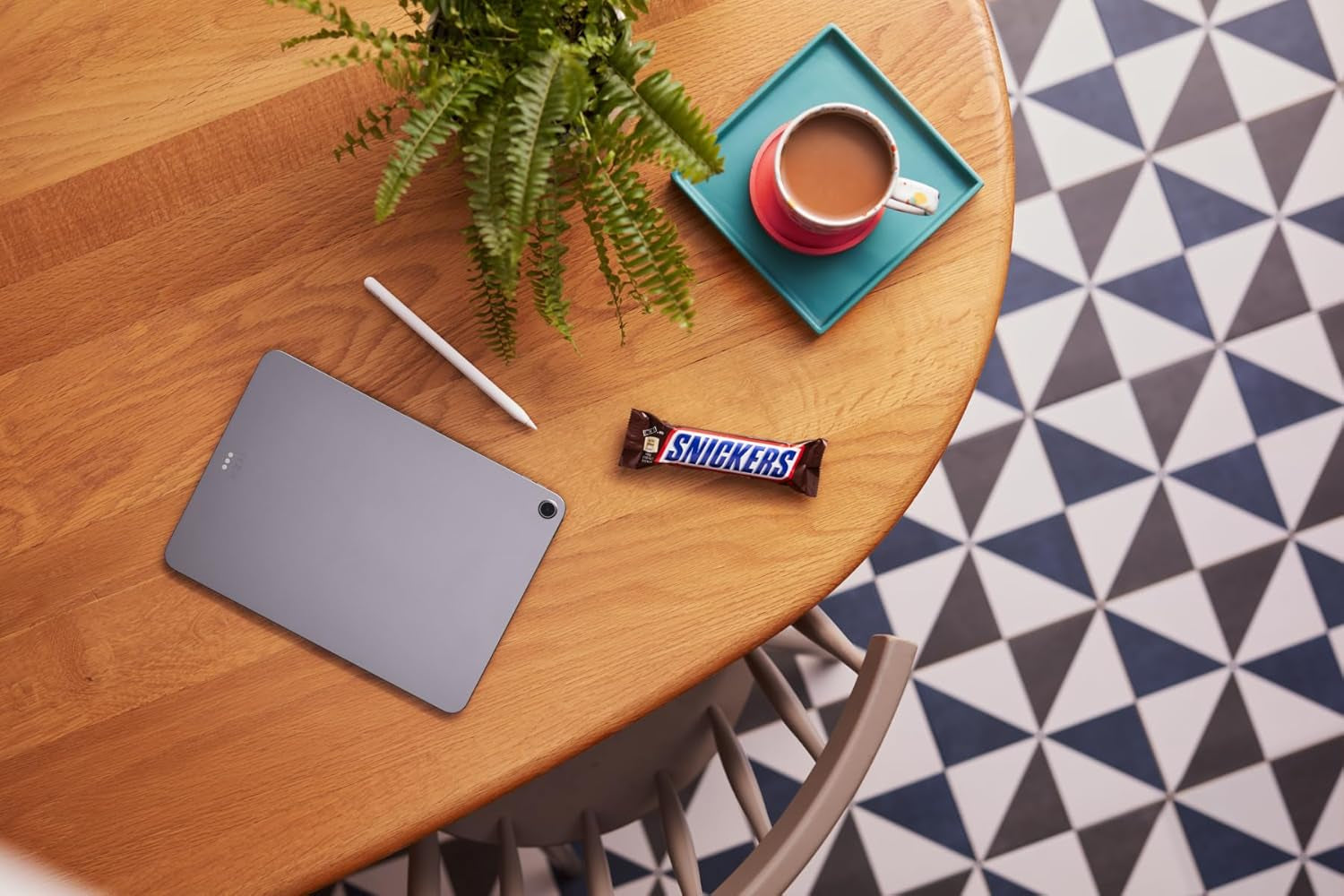 Egy nagy csokoládécsomag, amely 32 darab, egyenként 50 g-os csokoládét tartalmaz.