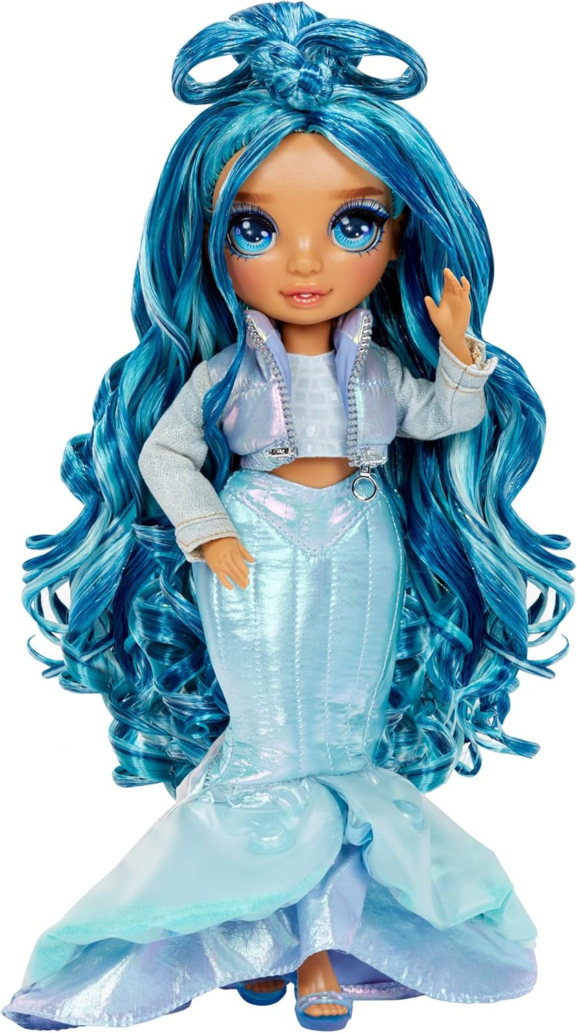 Rainbow High Winter Wonderland - Skyler (Blau) - 28 cm Modepuppe, mit Verstecktem Magischem Schnee, der Sich mit Wasser Aufbauscht, mit Schneemann-Set, Geeignet für Kinder von 4-12 Jahre und Sammler