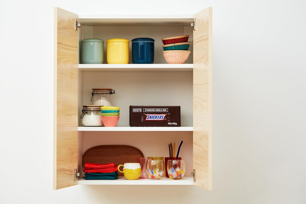 Egy nagy csokoládécsomag, amely 32 darab, egyenként 50 g-os csokoládét tartalmaz.