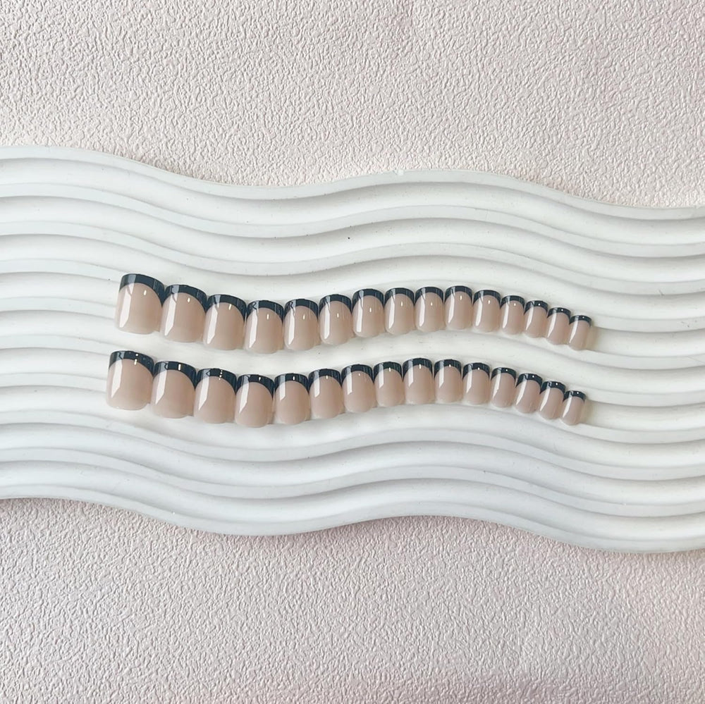 Unghii false cu vârf francez scurt – 30 de bucăți de unghii negre pentru a le lipi pe unghii scurte pătrate, unghii false cu vârf francez cu lipici, set unghii artificiale pătrate pentru femei