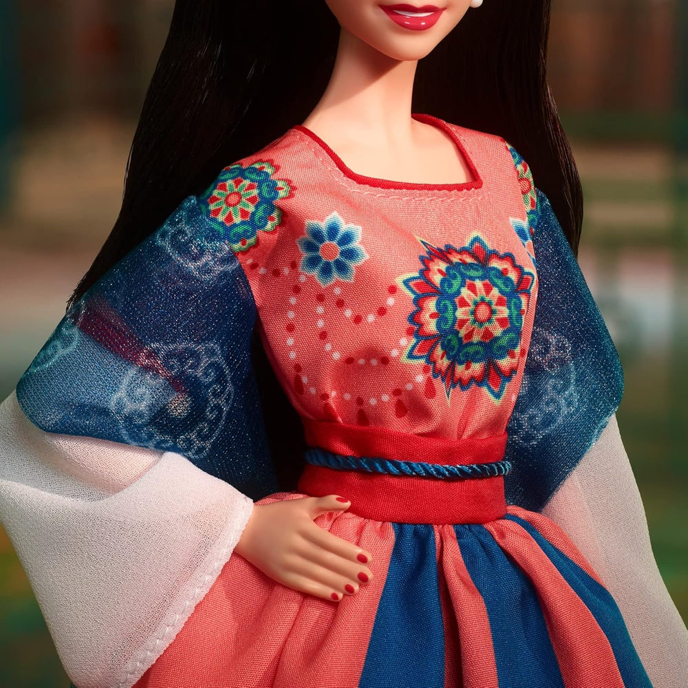 BARBIE Holdújév Puppe - Sammelfigur mit traditioner Hanfu-Robe und chinesischen Drucken, Dunhuang-Höhlenmalereien ihlette, beleértve a Puppenständer und Echtheitszertifikat, HJX35