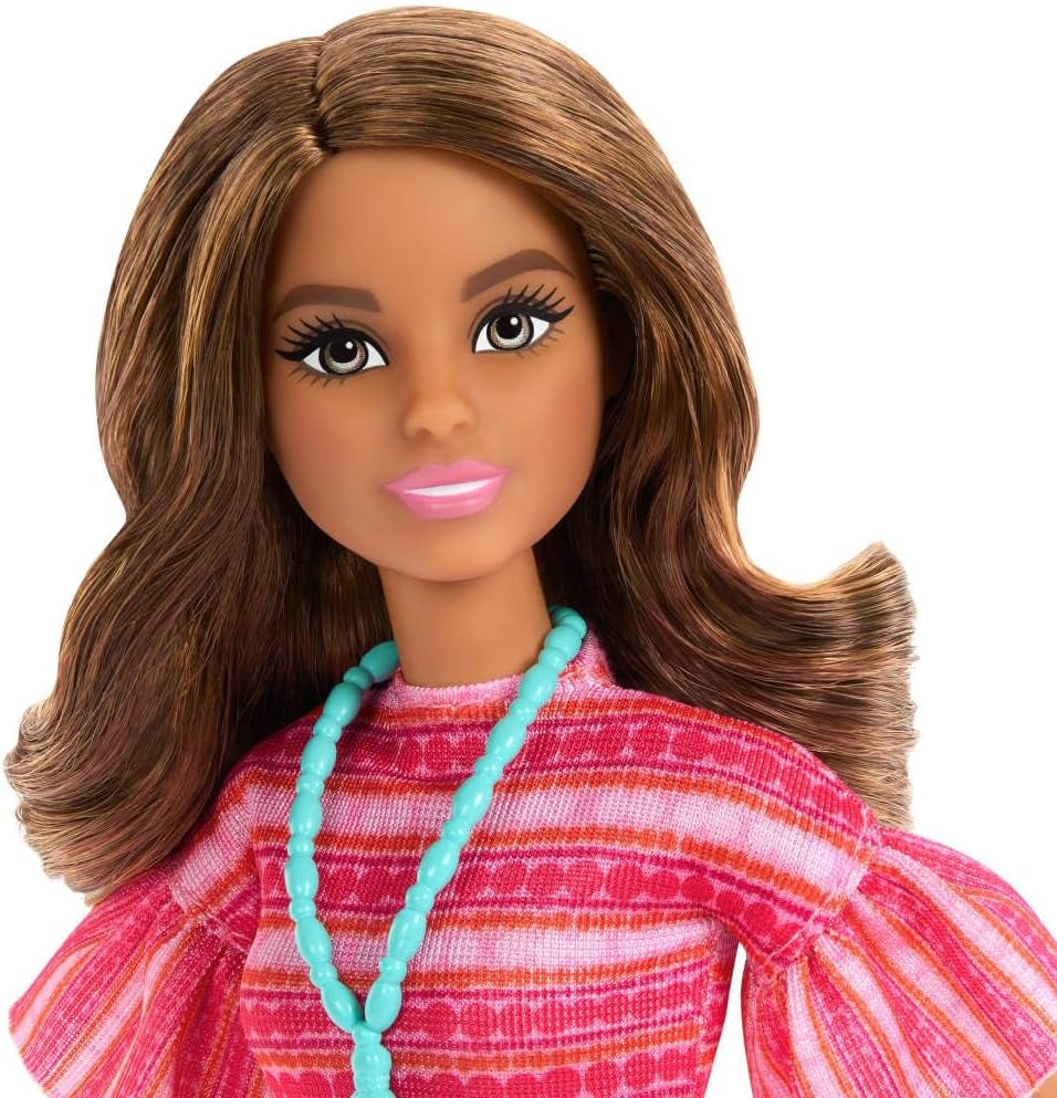 Barbie und Teresa Rezept für Freundschaft Teresa-Modepuppe mit unverkennbarem Outfit zum An- und Ausziehen, mit kiegészítők, beleértve einer Necklace, JCT02