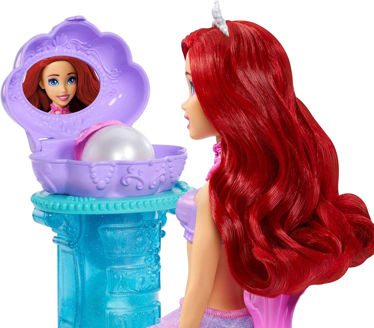 Jucării Mattel Disney Princess, Păpușă la modă Ariel Sirenă cu aripioară caudală detașabilă, Masă de toaletă cu 5 surprize pop-up repetabile și 5 accesorii, JBF86