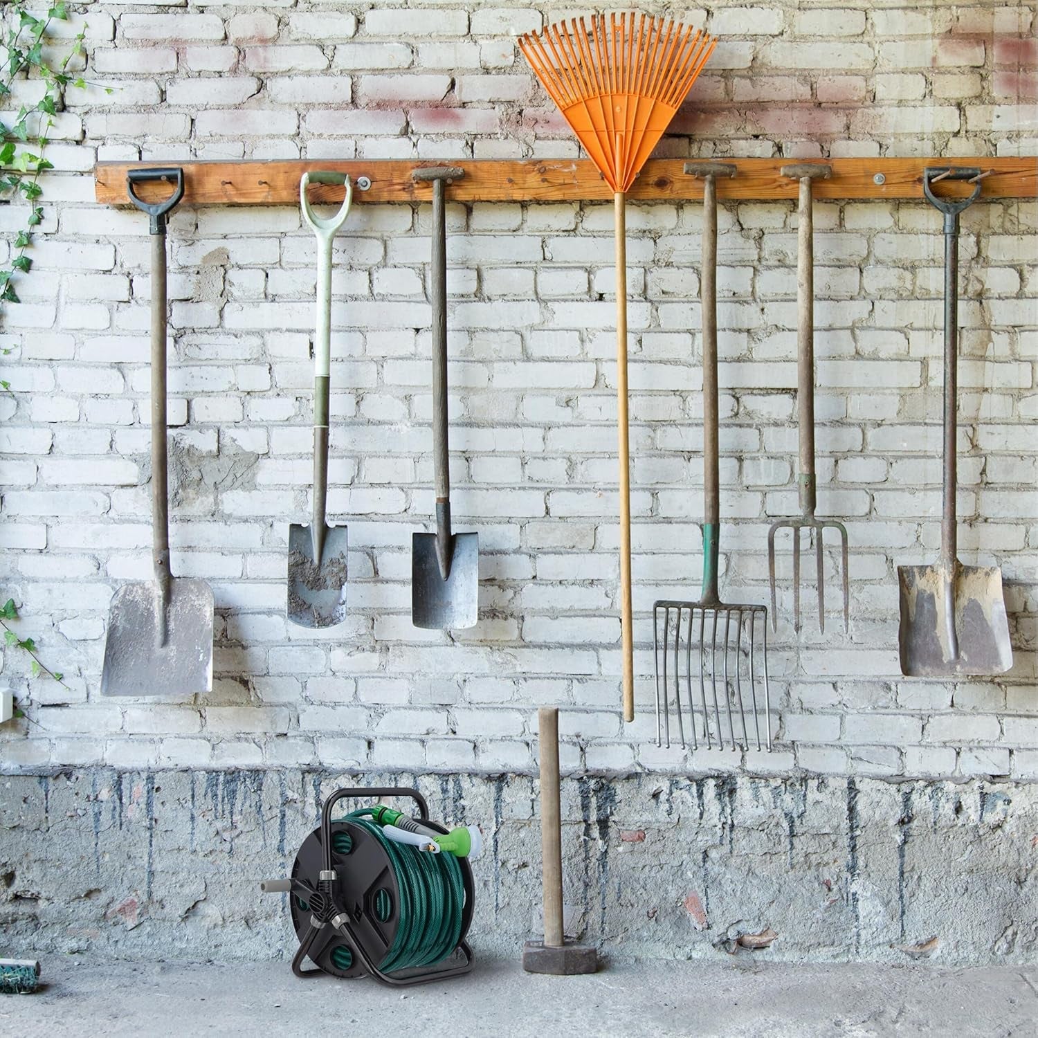 Rolă furtun Relaxdays, pentru furtun de 30 m 1/2", oțel, plastic, suport furtun, HL: 38 x 42 x 31 cm, negru/gri