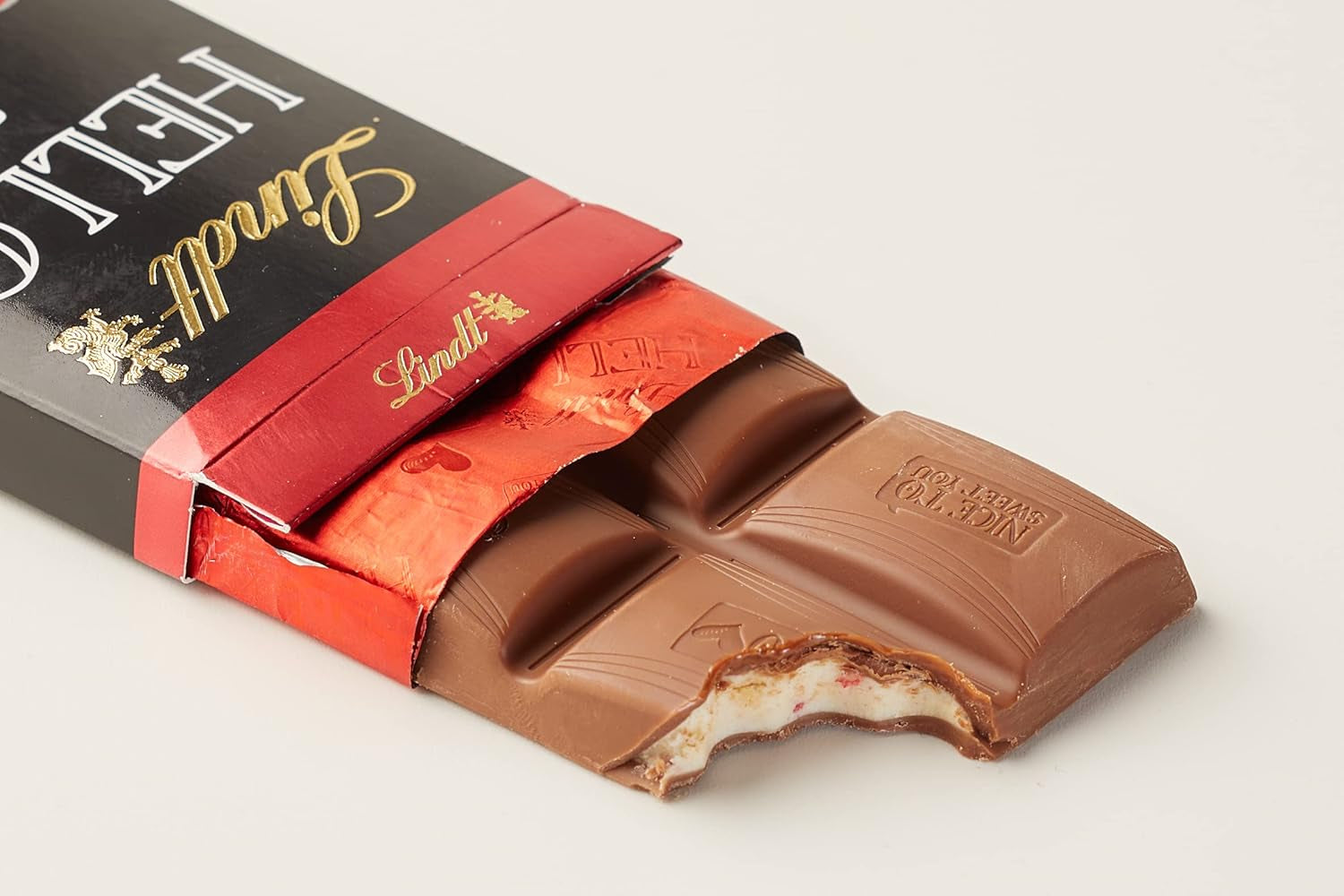 Lindt HELLO epres csokoládé sajttorta | Rúd 100g | Tejcsokoládé eper túrókrémes töltelékkel | Csokoládé | Csokoládé ajándék (5 db-os csomag)