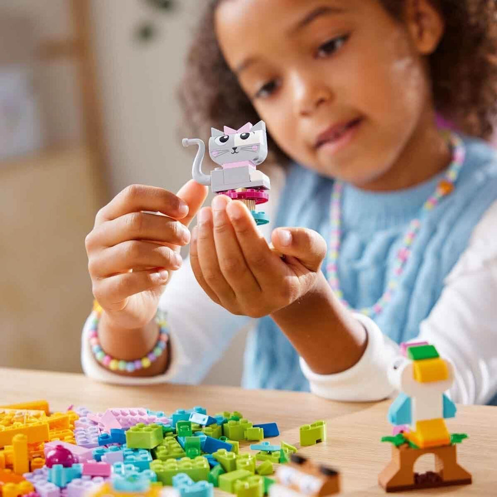LEGO Classic Creative Animals, cutie cu cărămizi colorate, construiește figurine de animale din cărămizi precum câine, pisică, iepure, hamster și pasăre, jucărie de construcție pentru băieți și fete de la 5 ani 11034 Seturi de constructie Besuche den LEGO-Store