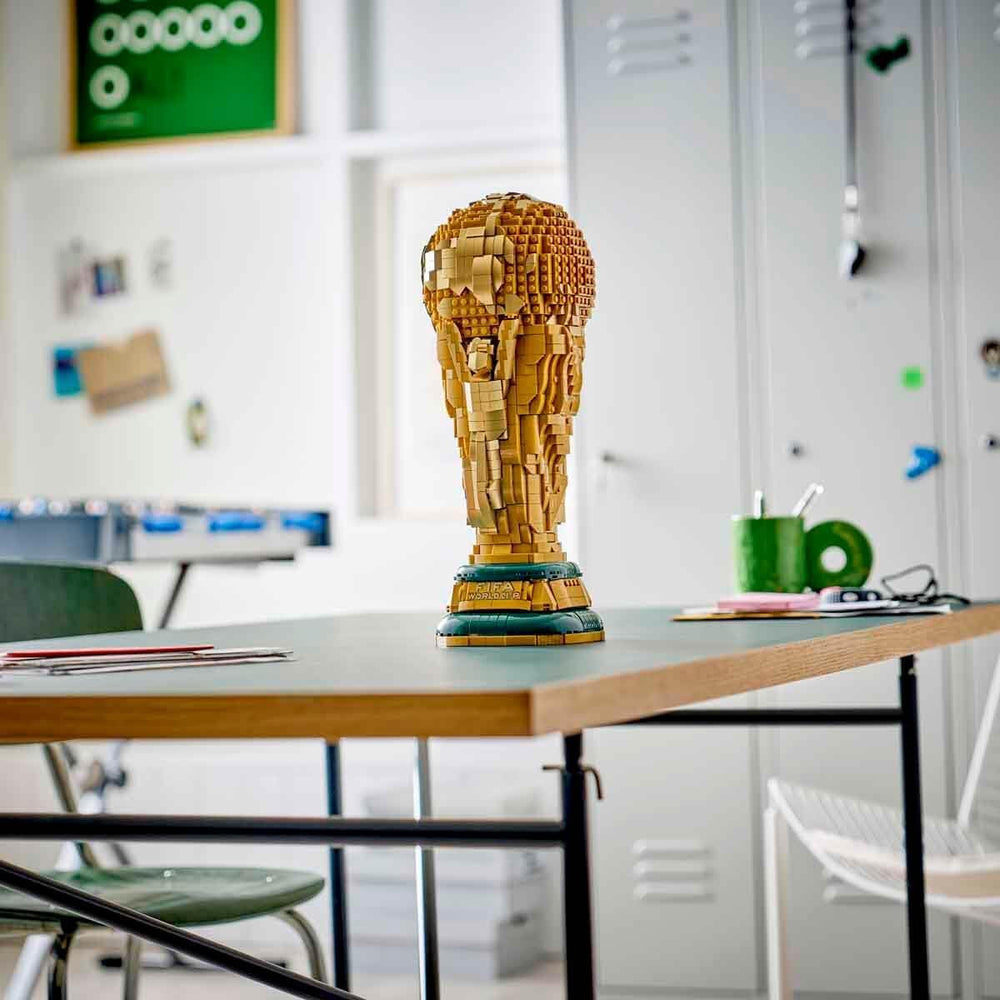 LEGO Editions Sports Offizieller Pokal der FIFA Fußball-Weltmeisterschaft - 3D DIY Modell mit sammelbarer Minifigur - Fußball Geschenkidee für Jungen & Mädchen ab 12 Jahren oder Vatertag - 43020