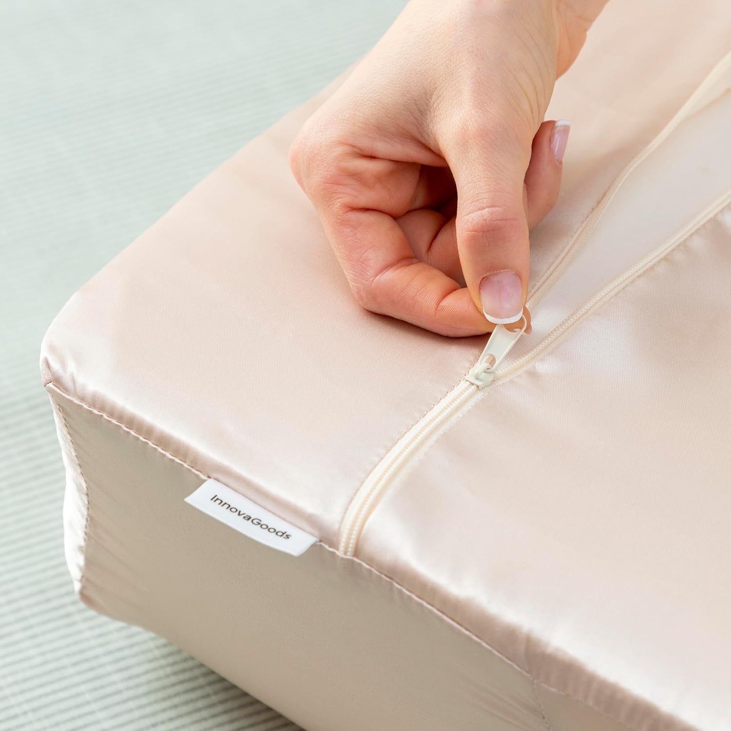 Pernă de gât antirid InnovaGoods cu husă satinată Youthlow, multicoloră