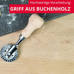 Roată de patiserie/tăietoare de ravioli Westmark Sofia – Roată de patiserie practică pentru tăierea pastelor și aluatului de casă, roată ø 39 mm – Zinc, lemn de fag