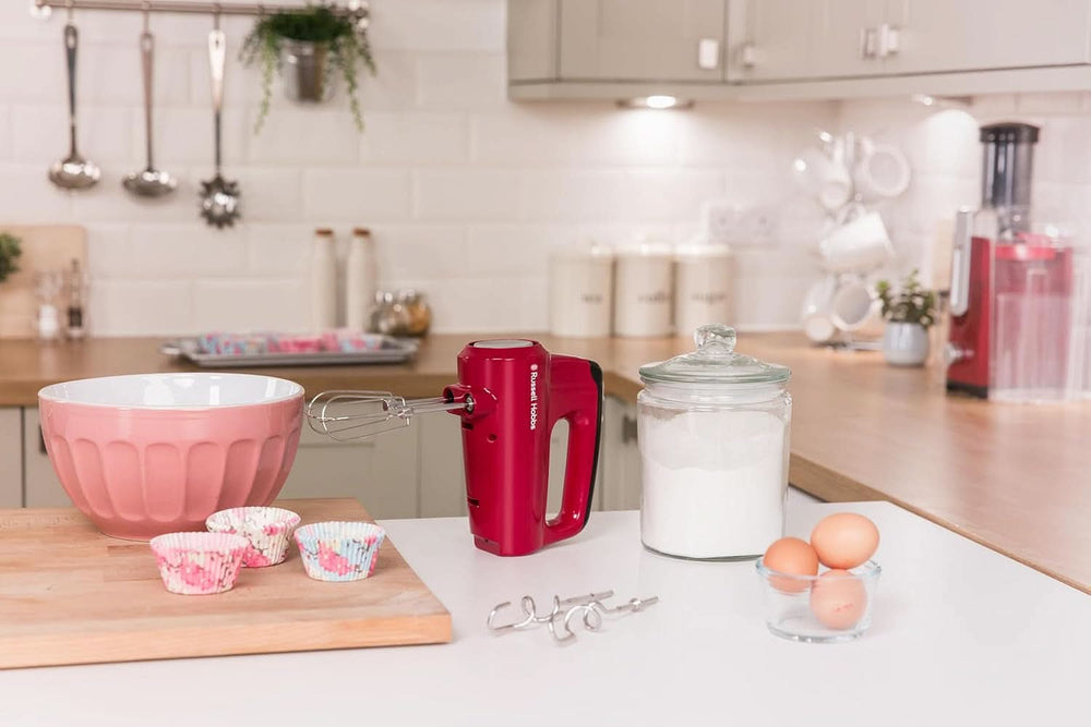 Russell Hobbs Handmixer [Handrührgerät] Desire Rot (5 Geschwindigkeitsstufen+Turbofunktion, 2 Spülmaschinengeeignete Rührbesen & Knethaken, Auswurftaste, Aufrechte Parkposition) Handrührer 24670-56 Kitchen Naty Shop