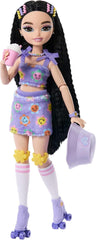 Păpușa Barbie Dream Besties și accesorii, Păpușă Barbie Renee la modă articulată cu patinaj pe role și păr negru, 12 accesorii tematice cu videoclipuri și mâncare, JFX99