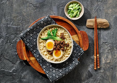 Nissin Demae Ramen – 10 csomagos fűszeres marhahús, japán stílusú instant tészta marhahús ízzel és ázsiai fűszerekkel, gyorsan és egyszerűen elkészíthető ázsiai ételek (10 x 100 g)