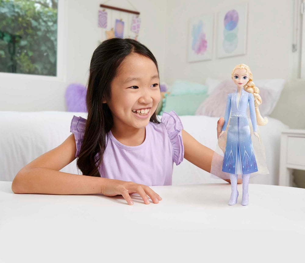 Mattel Disney Prinzessin Elsa Puppe, Die Eiskönigin Puppe im Reiseoutfit, kämmbare blonde Haare, beweglich, ausziehbarer Rock und Stiefel, Disney Geschenke, Spielzeug ab 3 Jahre, HLW48