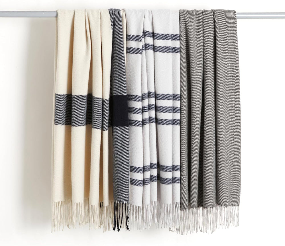 Amazon Basics Dobótakaró, könnyű, újrahasznosított poliészter, Room Decor Cozy takaró, 127 X 152 cm, elefántcsont fehér, kék mintával Check Ágyak és Takarók Besuche den Amazon Basics-Store