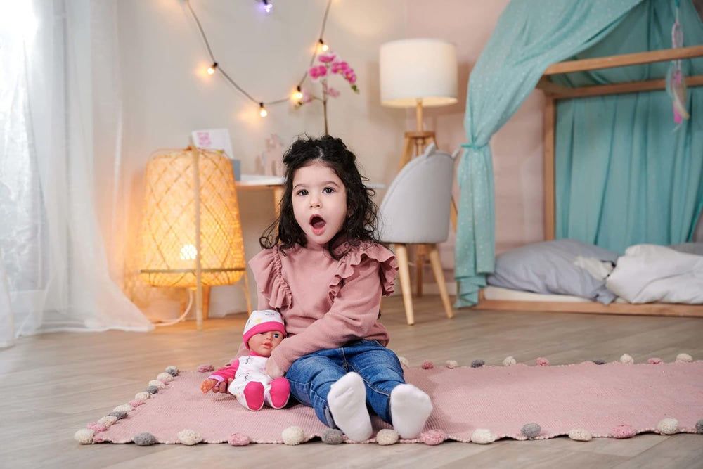 Simba 105140004 - Laura Cutie, păpușă cu corp moale și ochi adormiți într-o salopă drăguță în formă de pisicuță, 5 sunete, 30 cm, de la 12 luni