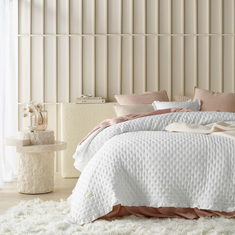 Molly Elegant ágytakaró fehér színben 220 X 240 Cm Sokoldalú ágytakaró ágytakarónak vagy ülőgarnitúrának Dobtakaró ágyra és kanapéra Takaró stílus Ideális ágytakarónak Ágyak és takarók Besuche den ROOM99-Store