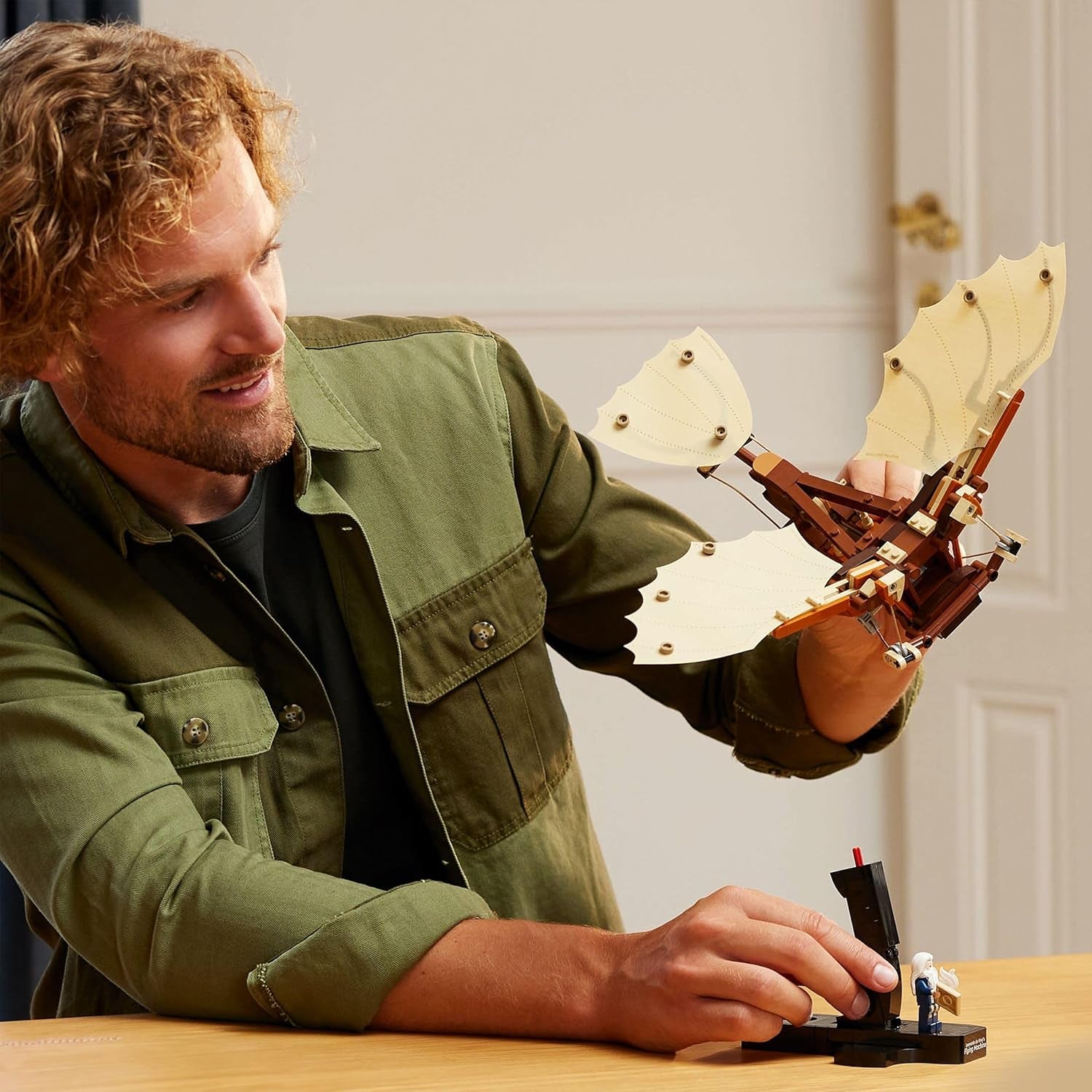 LEGO Icons Leonardo Da Vinci repülő gépe csapkodó szárnyakkal - Minifigurát és állványt tartalmaz - Építőkészlet felnőtteknek - Lakberendezési készlet - Ajándékötlet - 10363 Építőkészlet Besuche den LEGO-Store