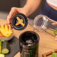 Cecotec Tragbarer Einzelstandmixer Power Titanium 300 Easygo. 350 W, Zerkleinert Eis, 4 Klingen Mit Schwarzer Titanbeschichtung, Inklusive 2 Kühlröhren, 2 Tragbaren Bechern Und 2 Deckeln Anya és Gyermek Naty Shop