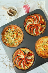 Hamburgerbrötchen, Perforiert, Antihaftbeschichte, 4 Runde Mulden Mit Je 12 cm, Pfannengröße 28 X 28 cm, 2,5 cm Tief, Mittelgroß, Schwarz Formák és tálcák sütéshez Naty Shop