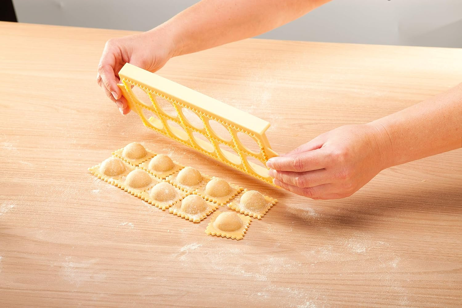 Formă Tescoma pentru ravioli rotunde, suport pentru 10 bucăți.