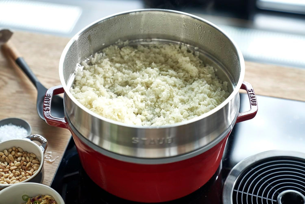 STAUB Gusseisen Bräter/Cocotte, Mit Dämpfeinsatz Aus Edelstahl, Rund 26 cm, 5,2 L, Aromaregen Funktion Für Optimale Befeuchtung, Für Alle Herdarten Inkl. Induktion & Backofen, Kirschrot, Rot Formák és tálcák sütéshez Naty Shop