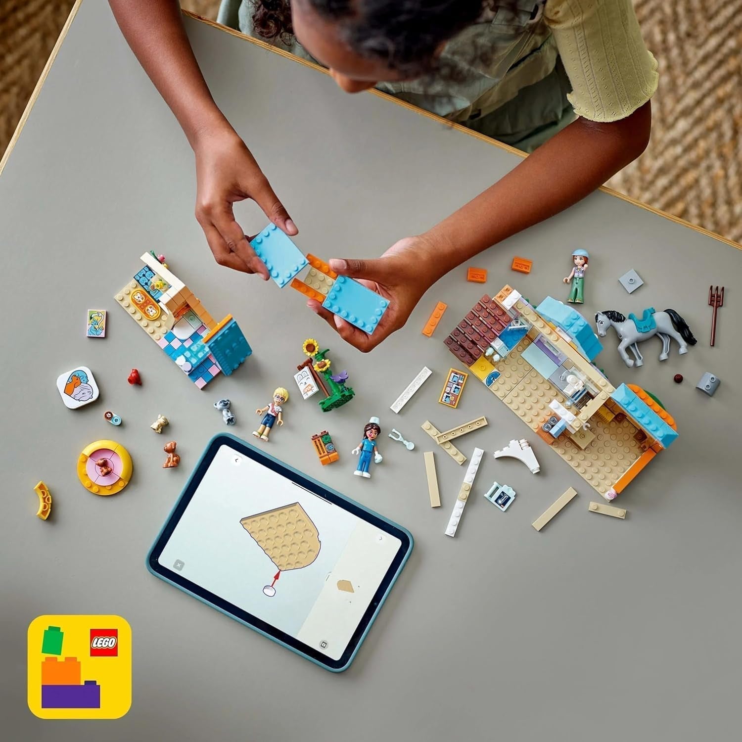 LEGO Friends állatorvosi szekrény lovaknak és háziállatoknak, építő- és játékkészlet képzeletbeli szerepjátékhoz 3 minifigurával és 5 állatfigurával, ajándékötlet 7 éves lányoknak, 42651 építőkészletek Besuche den LEGO-Store