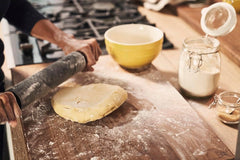 STAUB Teigroller, Nudelholz, Hossz: 45 cm, Rollbreite: 26 cm, Schwarzes BPA-freies Silikon és Akazienholz, Ergonomischer Griff, Schwarzes und Braun