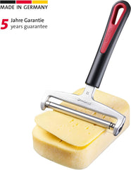 Westmark Käseschneider mit Rolle und auswechselbarem Schneiddraht, Variable Schnittstärke, Breite: 12 cm, Rostfreier Edelstahl/Alumínium/Kunststoff, Schwarz/Rot, 29272260, 17 x 12 x 2 cm